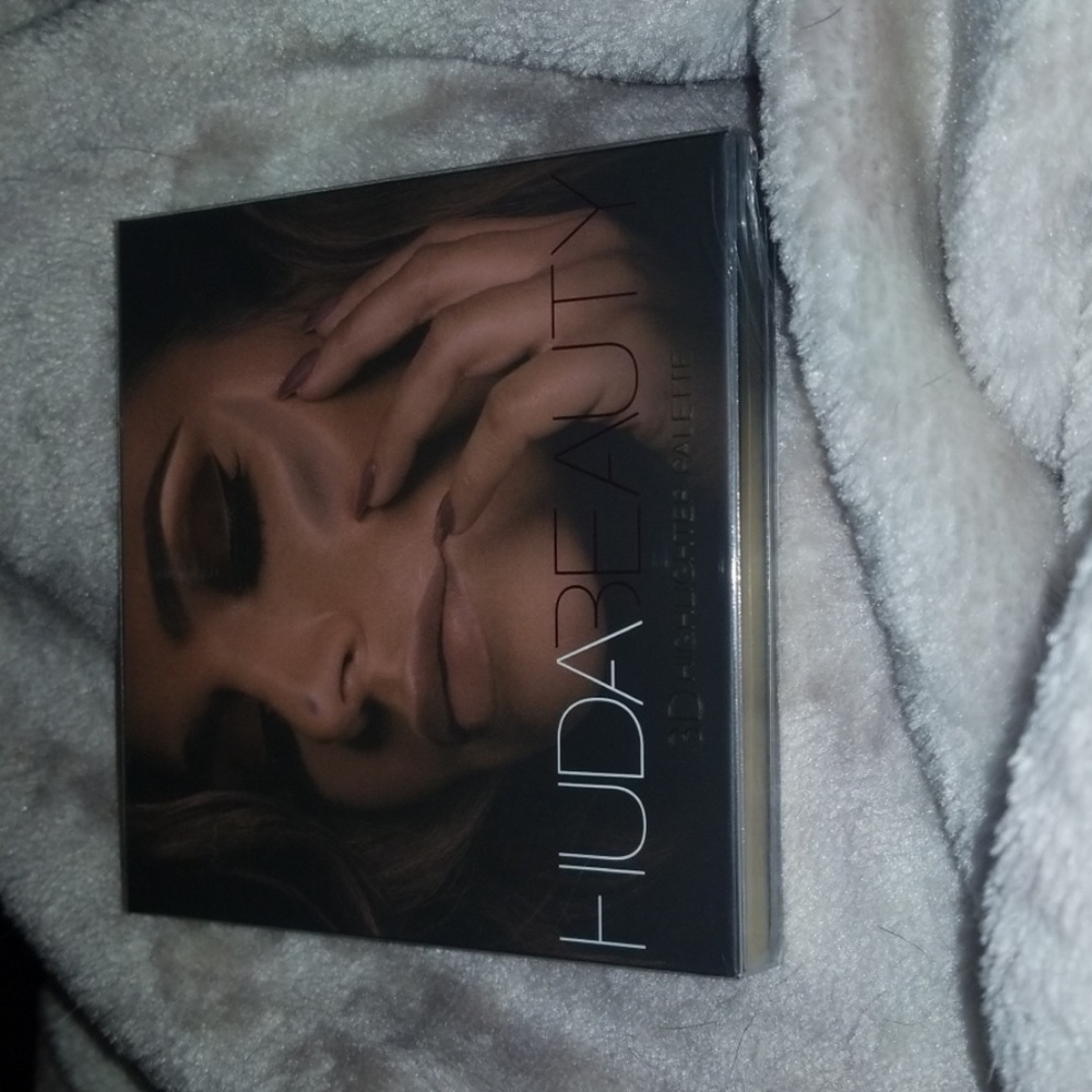 New HUDA BEAUTY Highlighter Palette